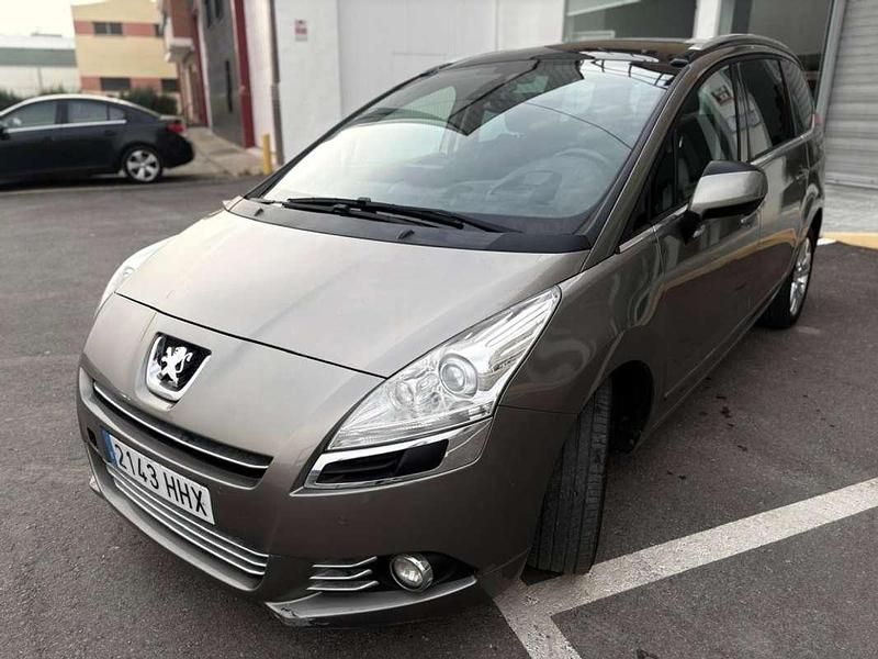 Usado Peugeot 5008 Family 112 CV (82 kW) 2012 Beige Monovolumen
