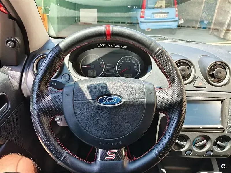 Usado Ford Fiesta Sport 100 CV (73 kW) 2005 Rojo Utilitario