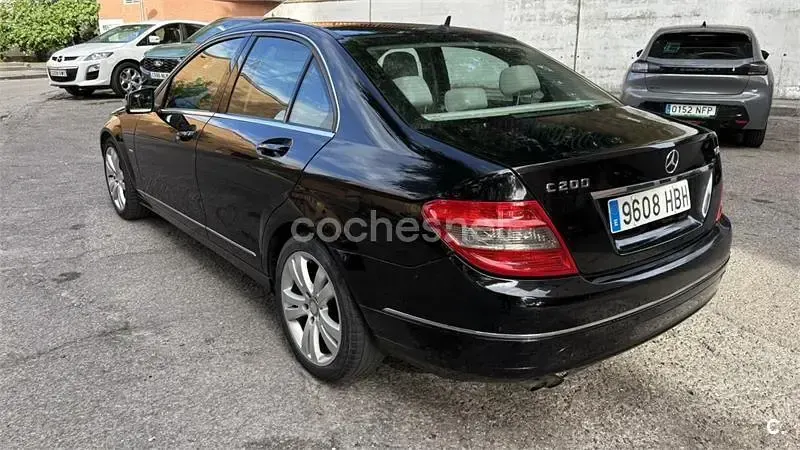 Usado Mercedes C200 Elegance 136 CV (100 kW) 2011 Negro Berlina