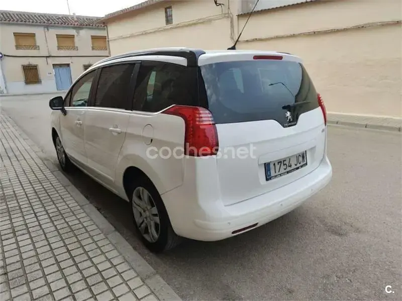 Usado Peugeot 5008 Style 120 CV (88 kW) 2015 Blanco Monovolumen