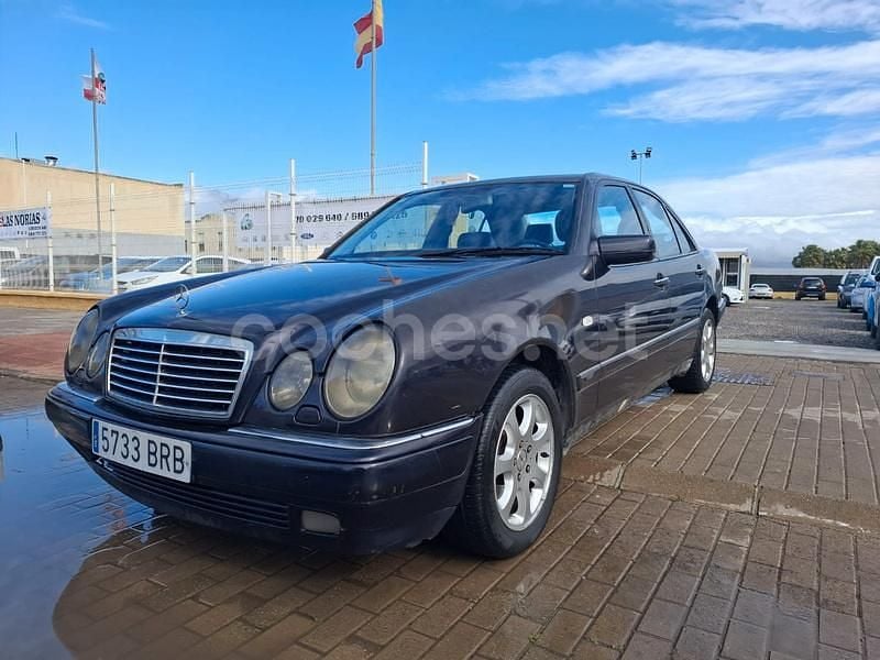 Usado Mercedes E300 Avantgarde 177 CV (130 kW) 1999 Azul Berlina