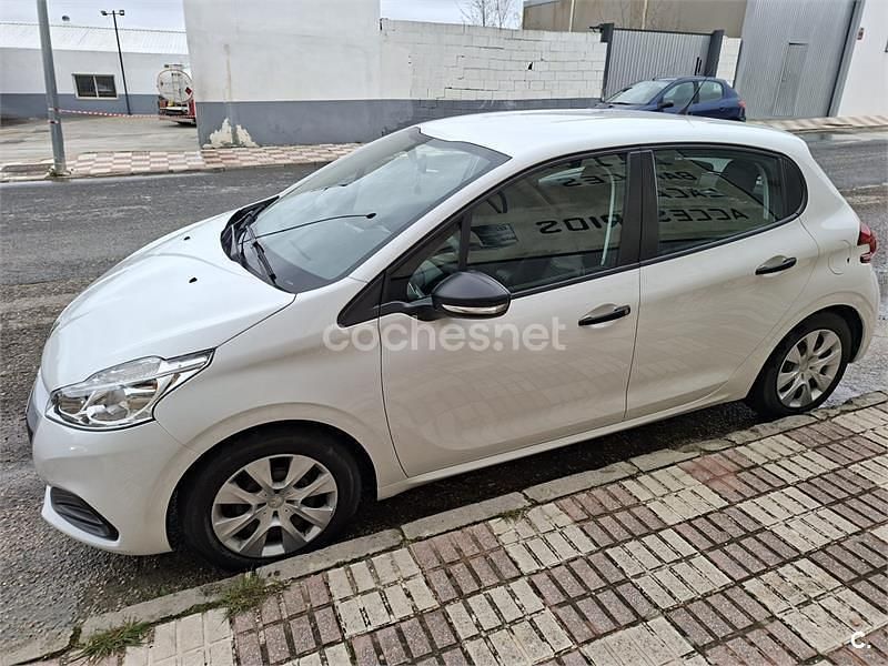 Usado Peugeot 208 Style 82 CV (60 kW) 2017 Blanco Utilitario