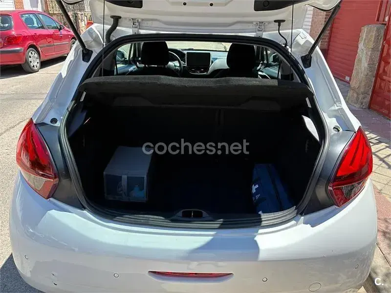 Usado Peugeot 208 Active 82 CV (60 kW) 2016 Blanco Utilitario