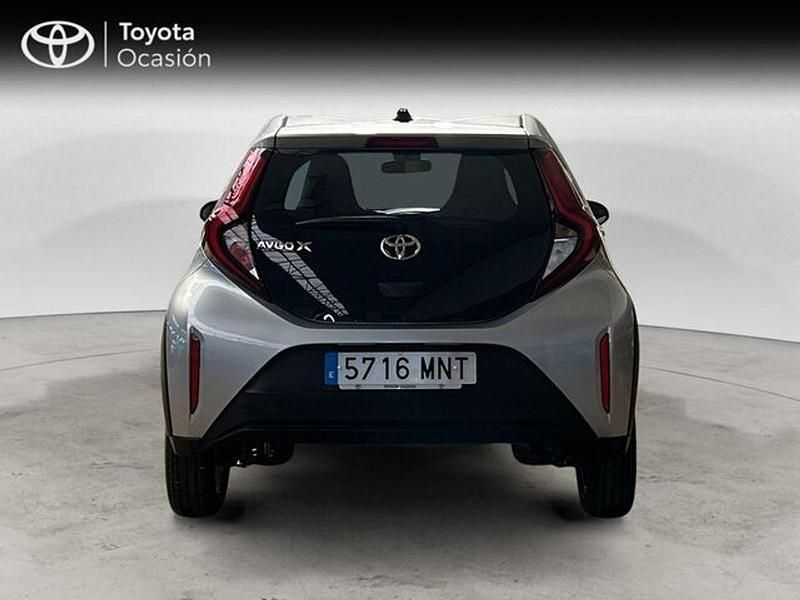 Usado Toyota Aygo Play 72 CV (52 kW) 2024 Gris
