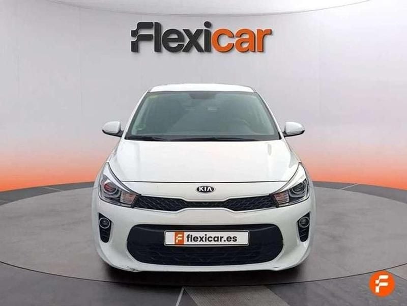Usado Kia Rio 101 CV (74 kW) 2018 Blanco Berlina