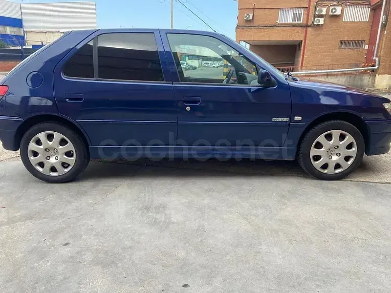 Usado Peugeot 306 100 CV (73 kW) 2001 Azul Berlina