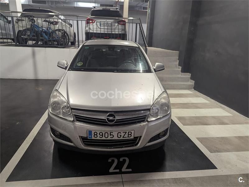 Gris / plata Usado 2010 Opel Astra Edition Berlina | 3500 € (Super precio) - Imagen 1/4