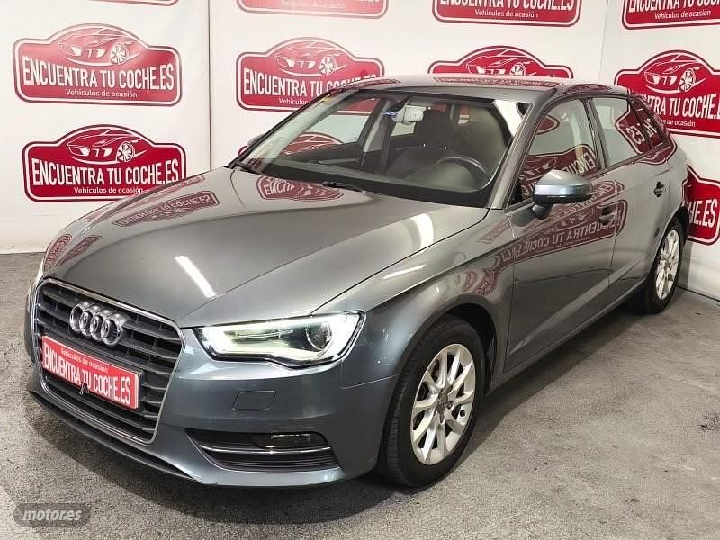 Usado Audi A3 Attraction 122 CV (89 kW) 2013 Gris / plata Berlina