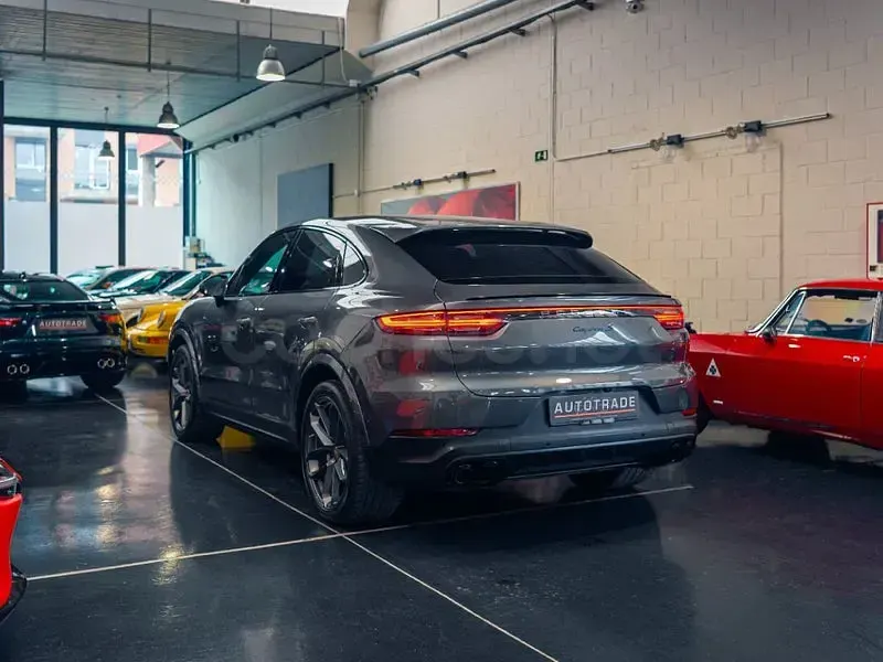 Usado Porsche Cayenne 440 CV (323 kW) 2019 Gris / plata SUV