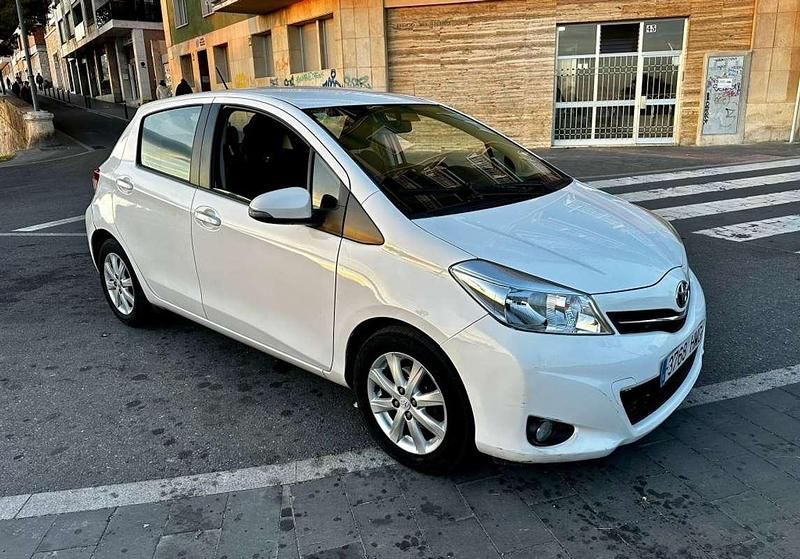 Usado Toyota Yaris Live 69 CV (50 kW) 2012 Blanco Utilitario