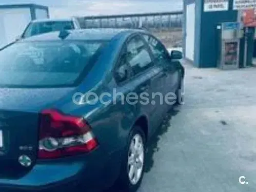 Usado Volvo S40 Momentum 136 CV (100 kW) 2006 Azul Berlina