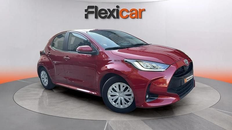 Usado Toyota Yaris Hybrid Active 116 CV (85 kW) 2023 Granate Berlina