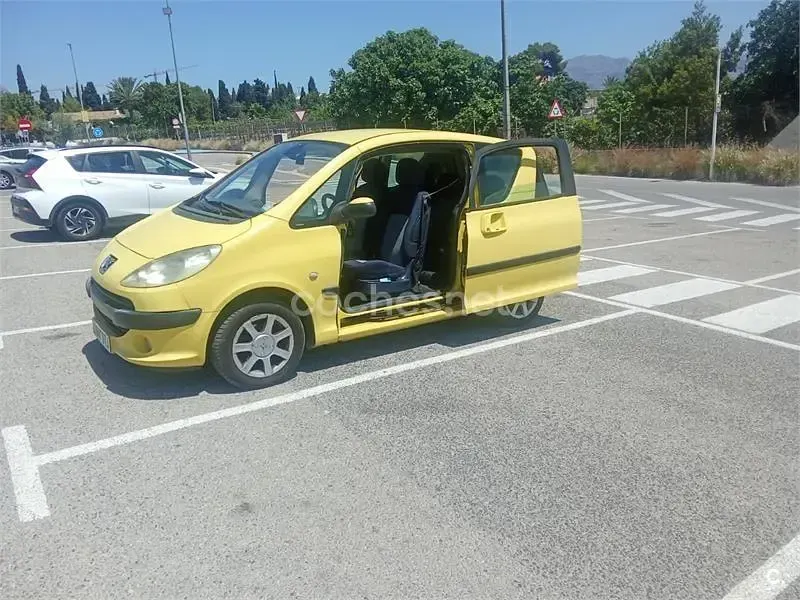 Usado Peugeot 1007 75 CV (55 kW) 2005 Amarillo Monovolumen