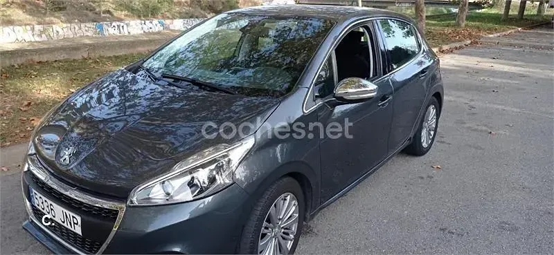 Usado Peugeot 208 Allure 100 CV (73 kW) 2016 Negro Utilitario