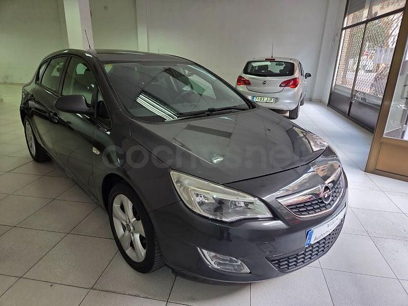 Usado Opel Astra Selective 116 CV (85 kW) 2012 Gris / plata Berlina