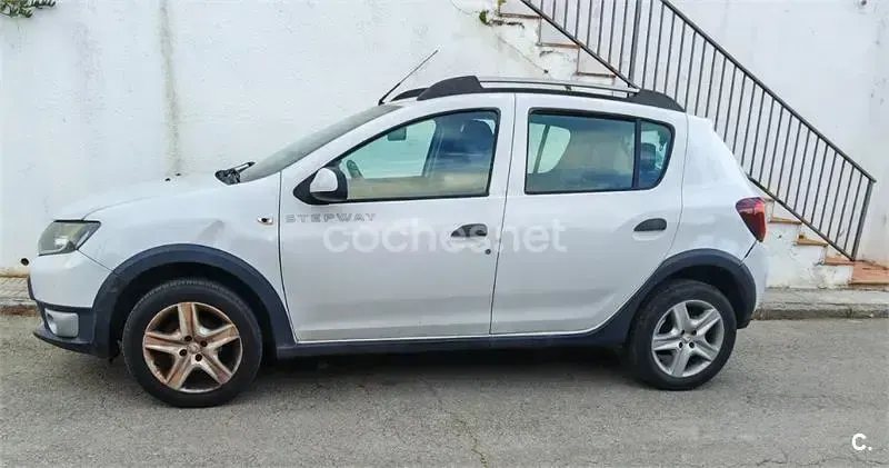 Używany Dacia Sandero Stepway 90 KM (66 kW) 2015 Biały Sedan/Limuzyna