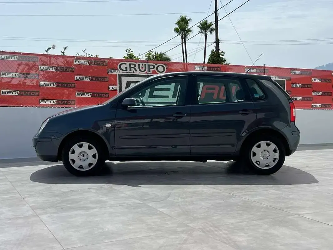 Usado VW Polo Conceptline 54 CV (39 kW) 2003 Gris Utilitario