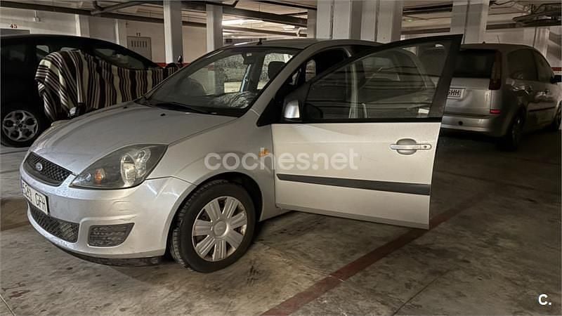 Usado Ford Fiesta Futura 80 CV (58 kW) 2008 Gris / plata Berlina