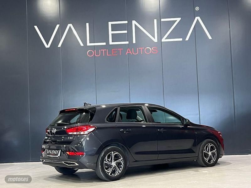 Usado Hyundai i30 110 CV (80 kW) 2023 Gris Berlina