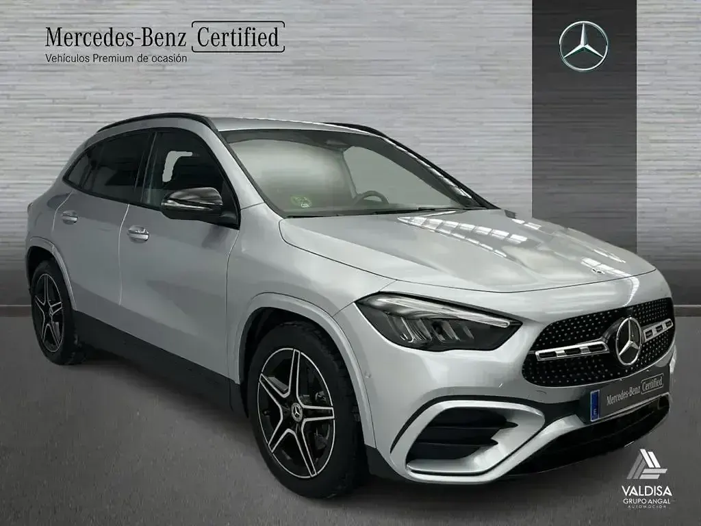 Usado Mercedes GLA200 AMG line 150 CV (110 kW) 2025 Gris / plateado SUV