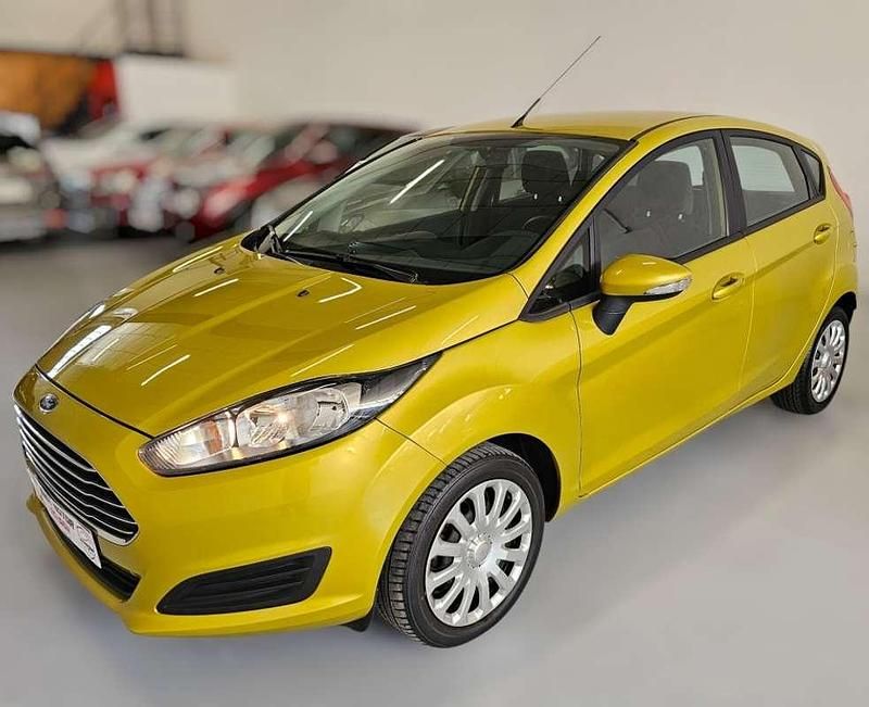 Usado Ford Fiesta Trend 75 CV (55 kW) 2015 Amarillo Utilitario