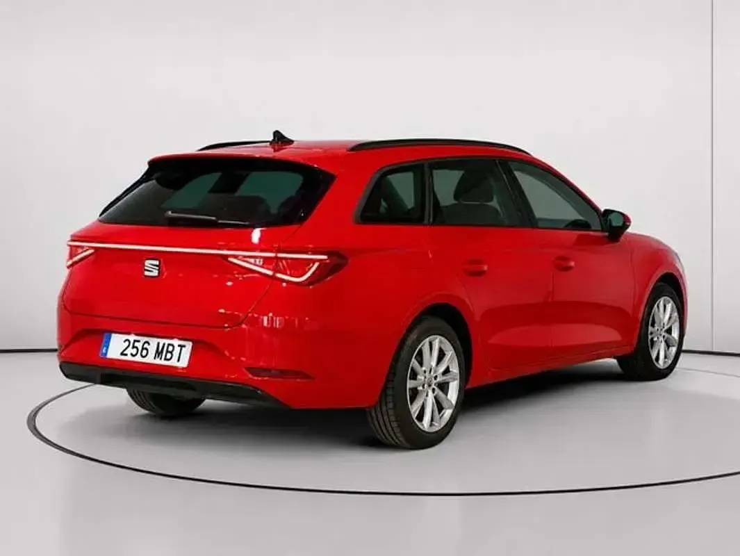 Usado Seat Leon Style 116 CV (85 kW) 2022 Rojo Familiar