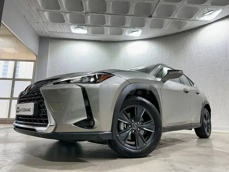Usado Lexus UX 199 CV (146 kW) 2025 Gris / plata SUV