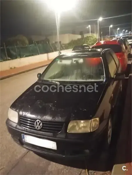 Usado VW Polo Trendline 75 CV (55 kW) 2000 Negro Berlina