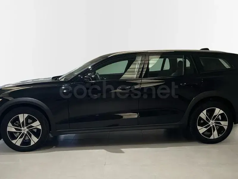 Usado Volvo V60 CC Plus 197 CV (144 kW) 2025 Negro Familiar