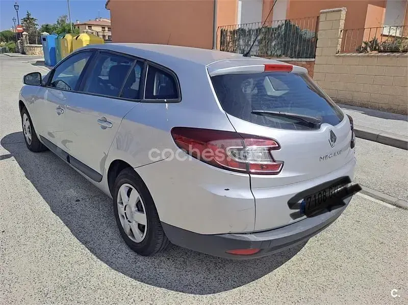 Usado Renault Mégane GrandTour Expression 85 CV (62 kW) 2010 Gris / plata Familiar