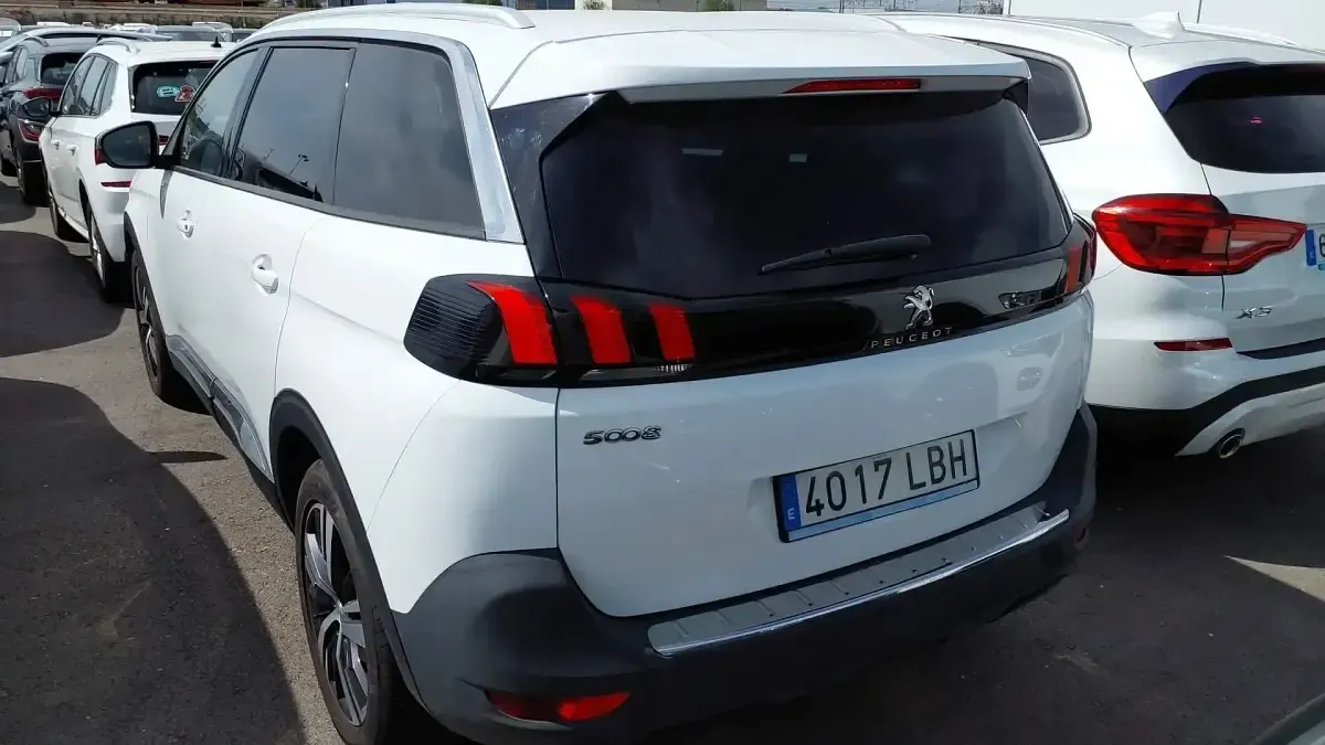 Usado Peugeot 5008 Allure 130 HP (95 kW) 2019 Branco SUV
