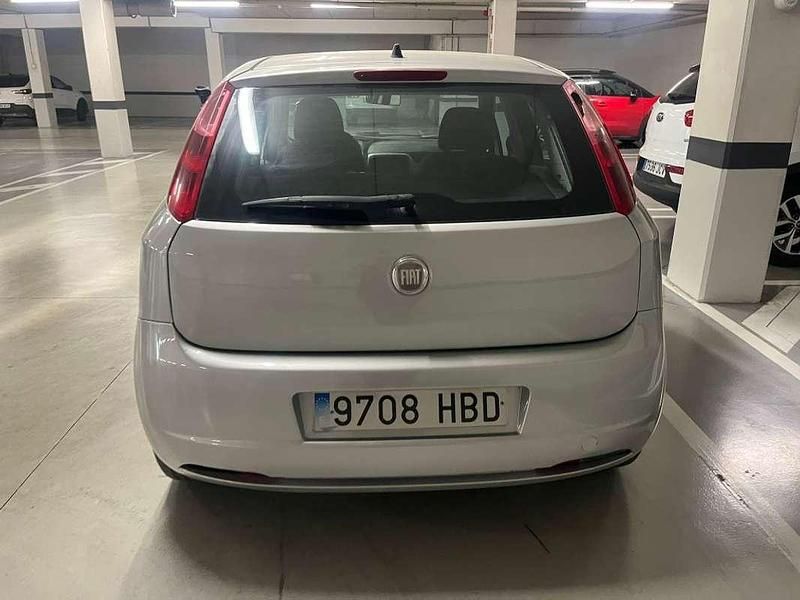 Usado Fiat Grande Punto Active 75 CV (55 kW) 2011 Plateado Utilitario