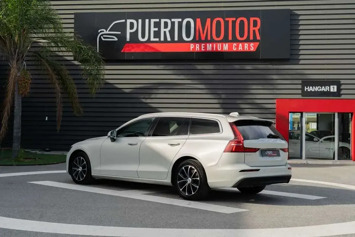 Usado Volvo V60 Momentum 150 CV (110 kW) 2019 Blanco Familiar