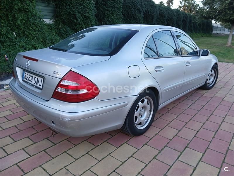 Usado Mercedes E220 Avantgarde 143 CV (105 kW) 2003 Gris / plata Berlina