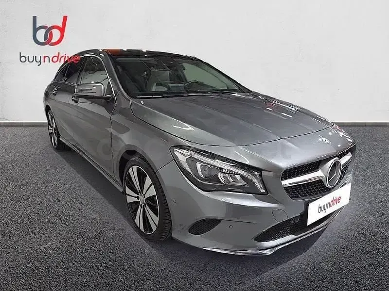 Usado Mercedes CLA200 Shooting Brake 156 CV (114 kW) 2016 Gris / plata Familiar