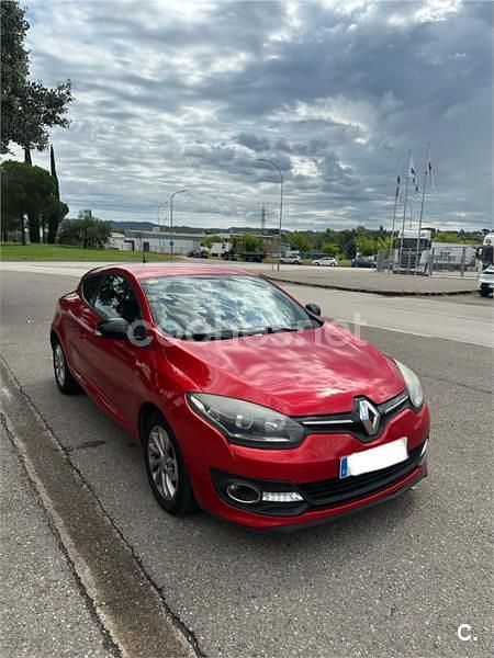 Usado Renault Mégane IV LIMITED 115 CV (84 kW) 2016 Rojo Coupe