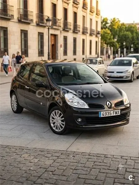 Usado Renault Clio II Dynamique 85 CV (62 kW) 2007 Negro Berlina