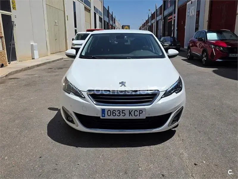 Usado Peugeot 308 Allure 120 CV (88 kW) 2017 Blanco Berlina