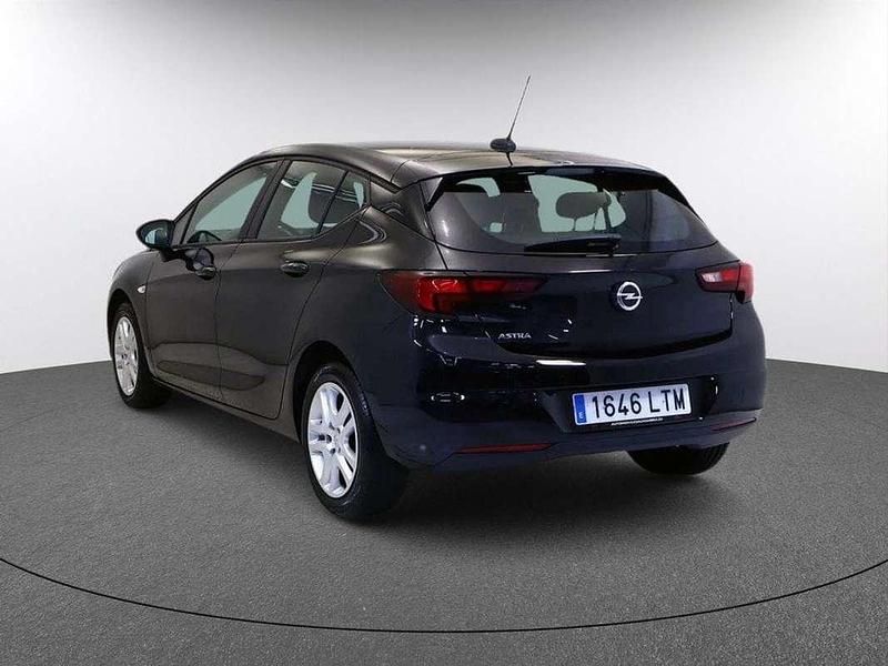 Usado Opel Astra Edition 110 CV (80 kW) 2021 Negro Utilitario