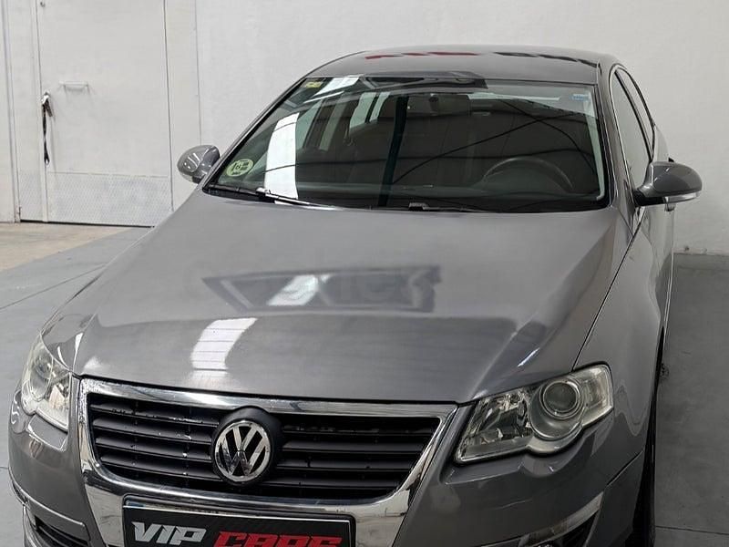 Usado VW Passat Highline 140 CV (102 kW) 2007 Gris / plata Berlina