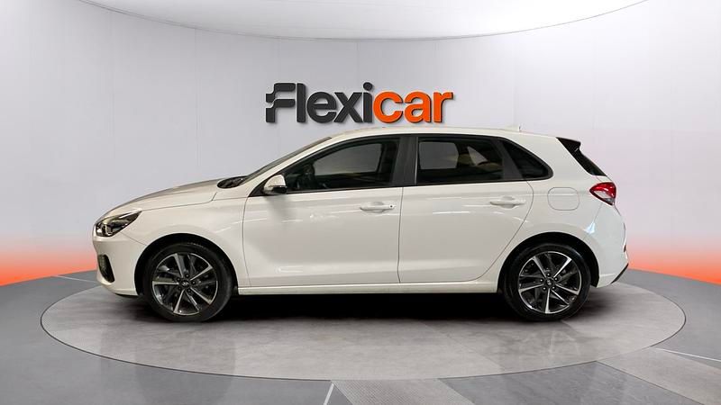 Usado Hyundai i30 110 CV (80 kW) 2023 Blanco Berlina