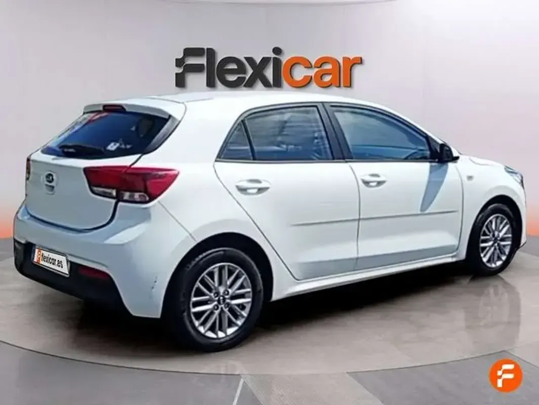 Usado Kia Rio 84 CV (61 kW) 2021 Blanco Utilitario