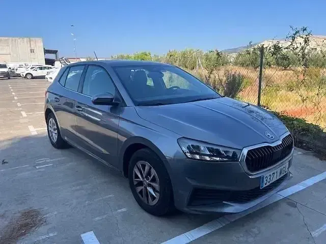 Usado Skoda Fabia Ambition 80 CV (58 kW) 2023 Gris Utilitario