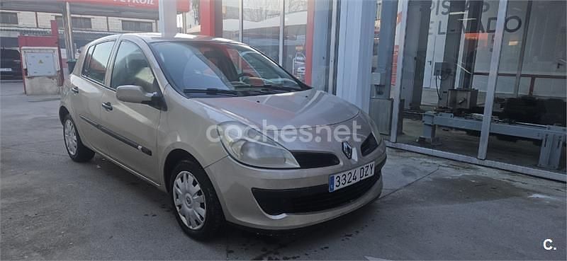 Usado Renault Clio II Privilege 85 CV (62 kW) 2006 Beige Berlina