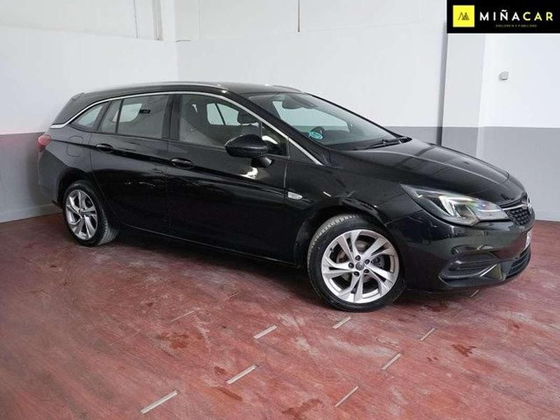 Usado Opel Astra Elegance 131 CV (96 kW) 2022 Negro Utilitario