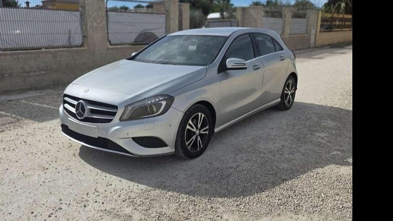 Gris Usado 2014 Mercedes A180 Style Utilitario | 11.799 € (Precio justo) - Imagen 1/4