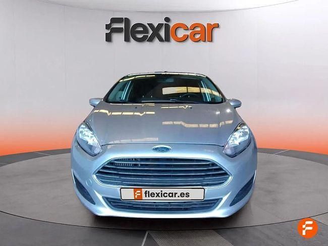 Usado Ford Fiesta Trend 101 CV (74 kW) 2015 Gris Utilitario