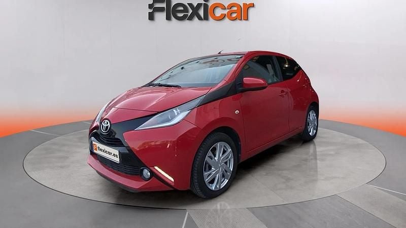 Usado Toyota Aygo X-play 72 CV (52 kW) 2018 Rojo Utilitario