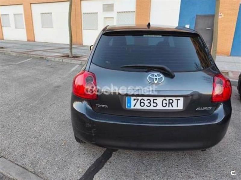 Usado Toyota Auris 90 CV (66 kW) 2009 Gris / plata Utilitario
