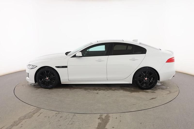 Usado Jaguar XE R-Sport 180 CV (132 kW) 2016 Blanco Berlina